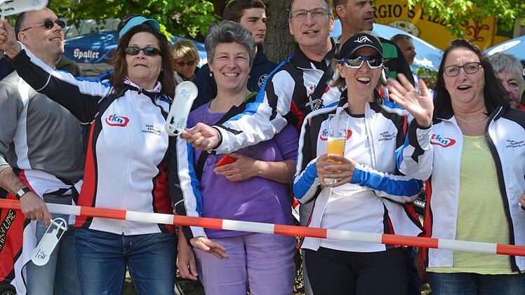 Margit, Jessica, Manfred, Dorothea und Claudia (von rechts) feuern die Radler an. Fotos: Nikolas Pelke