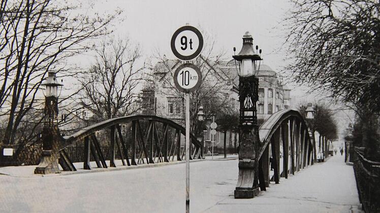 So sah die ale Itzbrücke in der Bahnhofstraße aus. Sehr markant die beiden Brückenbögen.Foto: Archiv/Leo Frick
