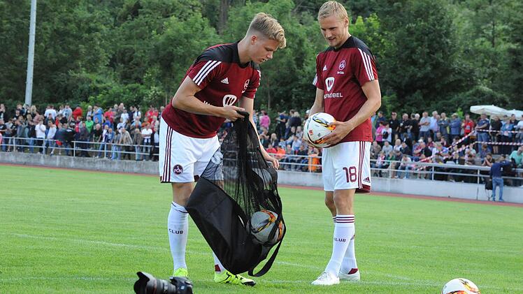 Impressionen vom Spiel des 1. FC Nürnberg (weiße Trikots) gegen die Würzburger Kickers (2:2). Foto: Hopf