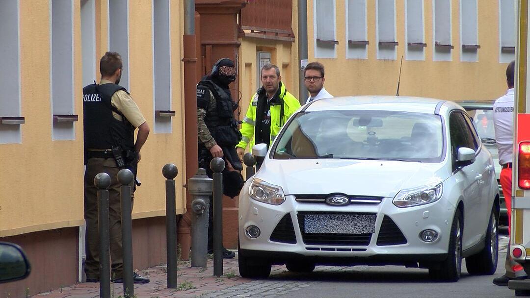SEK Einsatz - Mann droht mit angeblicher Waffe