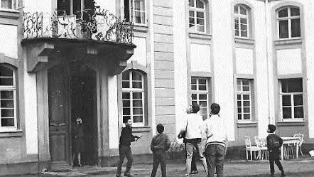 Die Oma wirft 1965 Ostereier vom Balkon.