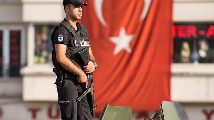 Die gefährliche Lage in der Türkei (hier Istanbul) beschäftigt auch viele Türken in Franken.  Foto: Becker, dpa