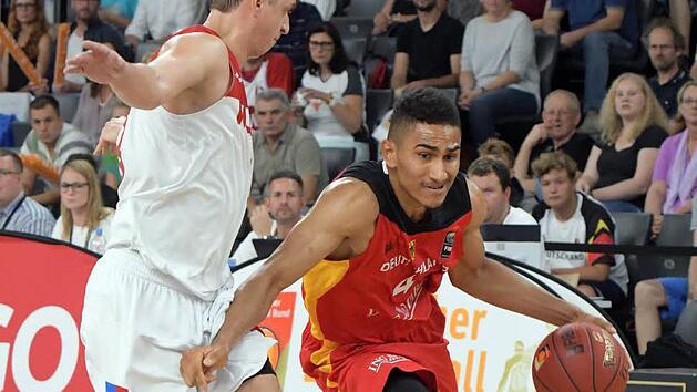 Der Bamberger Neuzugang Maodo Lo umdribbelt den Russen Dimitry Khostov. Foto: Stefan Puchner/dpa