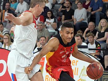 Der Bamberger Neuzugang Maodo Lo umdribbelt den Russen Dimitry Khostov. Foto: Stefan Puchner/dpa