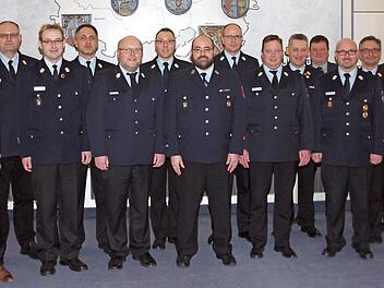 Einführung der neuen Kreisbrandinspektion mit Landrat Christian Meißner (links), Kreisbrandrat Timm Vogler (rechts) und Achim Liesaus (Zweiter von rechts), Sachgebietsleiter öffentliche Sicherheit Foto: Alfred Thieret