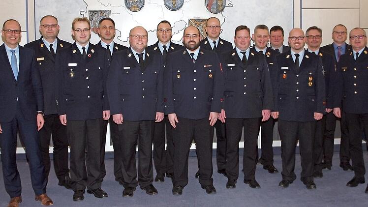 Einführung der neuen Kreisbrandinspektion mit Landrat Christian Meißner (links), Kreisbrandrat Timm Vogler (rechts) und Achim Liesaus (Zweiter von rechts), Sachgebietsleiter öffentliche Sicherheit Foto: Alfred Thieret