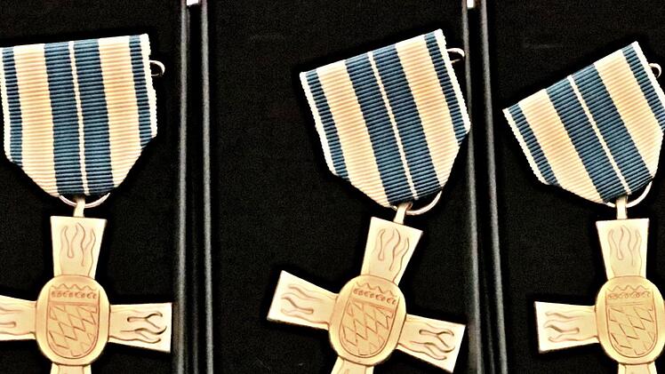 Diese Feuerwehrabzeichen, drei in Silber, eines in Gold, wurden für langjährige aktiven Dienst verliehen.Helmut Will