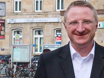 Die Kulisse hat er selbst gewählt: Martin Pöhner will den Bahnhofsplatz erneuern und einen Regionalen Busbahnhof schaffen - notfalls in mehreren Einzelschritten. Foto: Sebastian Schanz
