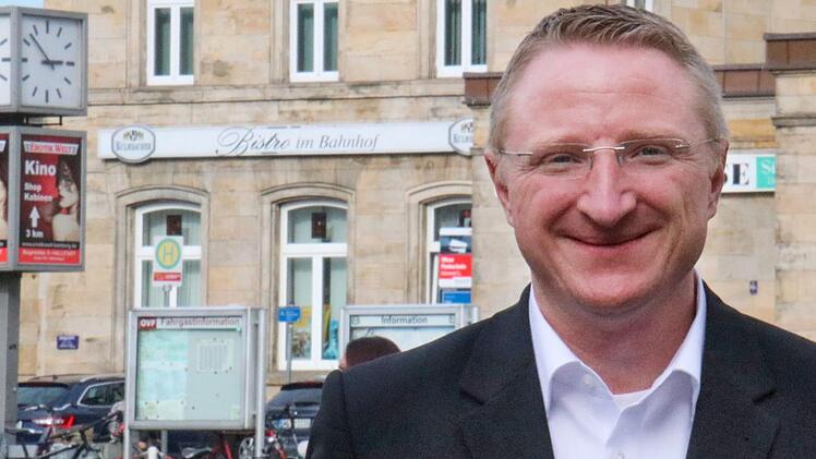 Die Kulisse hat er selbst gewählt: Martin Pöhner will den Bahnhofsplatz erneuern und einen Regionalen Busbahnhof schaffen - notfalls in mehreren Einzelschritten. Foto: Sebastian Schanz
