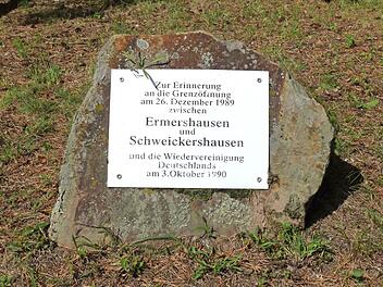 Ein Gedenkstein erinnert an die Grenzöffnung bei Ermershausen.