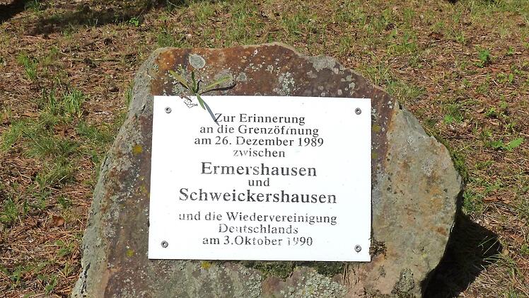 Ein Gedenkstein erinnert an die Grenzöffnung bei Ermershausen.