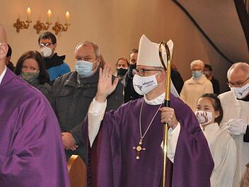 Bischof Franz Jung beim Einzug in die Pfarrkirche St. Johannes. In seiner Predigt ging der Bischof auf die Lage Brasiliens ein. Martin Schweiger