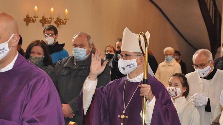 Bischof Franz Jung beim Einzug in die Pfarrkirche St. Johannes. In seiner Predigt ging der Bischof auf die Lage Brasiliens ein. Martin Schweiger