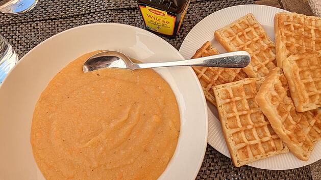 Eine herzhafte Kartoffelsuppe geht mit s&uuml;&szlig;en Waffeln eine himmlische Verbindung ein.