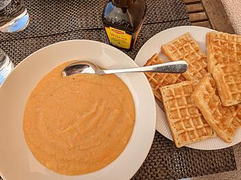 Eine herzhafte Kartoffelsuppe geht mit s&uuml;&szlig;en Waffeln eine himmlische Verbindung ein.