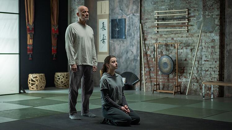 Hagen (Heiner Lauterbach) empfängt Dorea (Stella Spörrle) in seinem Kampfsportstudio.