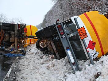 Dieser Tanklastzug kippte am Samstag auf der B279 auf eisglatter Fahrbahn um. Die Ladung - 32.000 Liter Heizöl - lief zum Glück nicht aus.   Fotos: Ulrike Müller