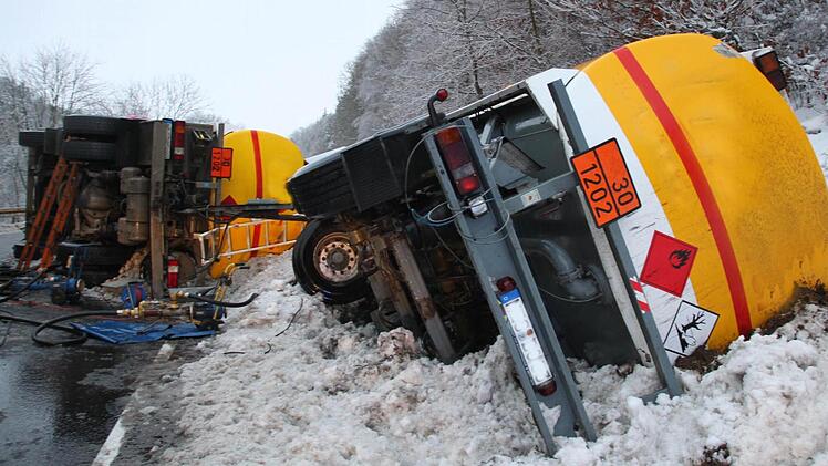 Dieser Tanklastzug kippte am Samstag auf der B279 auf eisglatter Fahrbahn um. Die Ladung - 32.000 Liter Heizöl - lief zum Glück nicht aus.   Fotos: Ulrike Müller