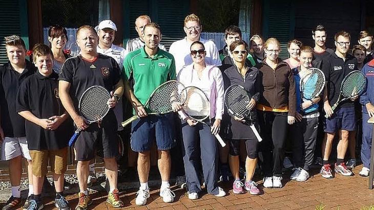 Zehn Mannschaften nahmen am Gemeindecup Mixed- Tennisturnier des TSV Stockheim teil. Mit im Bild, TSV Vorsitzender und Organisator des Turniers, Rainer Kraus.