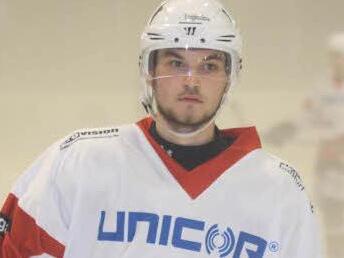 Natürlich ärgerte sich auch Hannes Eller über die neuerliche Niederlage seiner "Hawks" beim ESV Vilshofen. Beim deutlichen 0:7 zogen sich er und seine Teamkollegen aber besser aus der Affäre, als es das blanke Ergebnis aussagt.