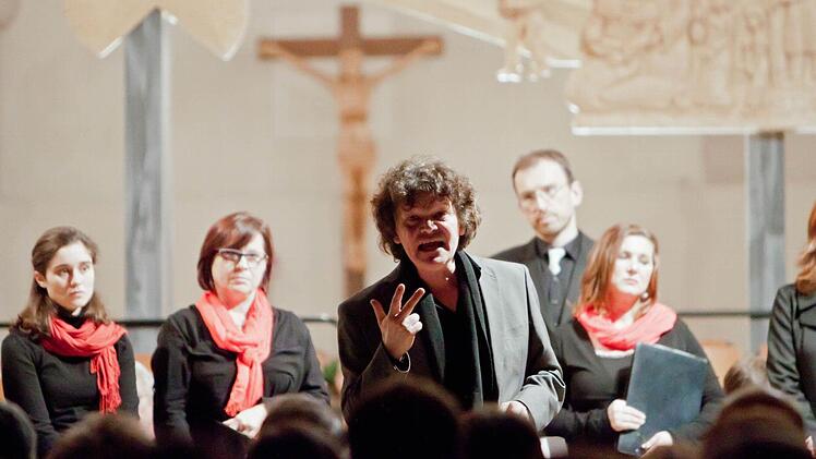Ein stimmungsvolles Adventskonzert erlebten zahlreiche Zuhörer in der Heilig-Kreuz-Kirche. Zu den Mitwirkenden zählte auch der Bamberger Schauspieler Martin Neubauer. Foto: Jochen Berger