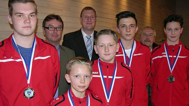 Mit Medaillen wurde der Titel Mannschaft des Jahres für das Jugendteam des TTC Freiweg Gestungshausen - Joshua Ohl, Colin Carl, Simon Faulhaber, Yannick Seiner, Andre Carl - vergoldet. Mit im Bild Michael Hannweber, Michael Keilich und Trainer Otto Popp (Zweiter von rechts). Foto: Klaus Oelzner