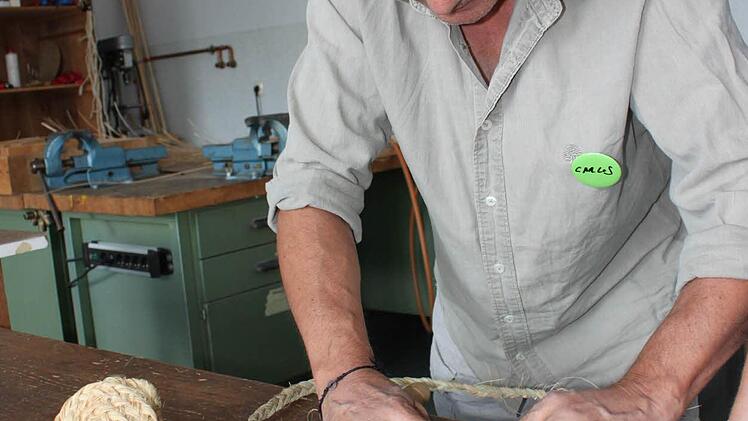 Carlos Fontales ist aus Spanien nach Lichtenfels gekommen, um die traditionelle Technik des Flechtens mit diesem Material - zum Beispiel in der Herstellung von Schuhen - weiterzugeben.  Foto: Popp