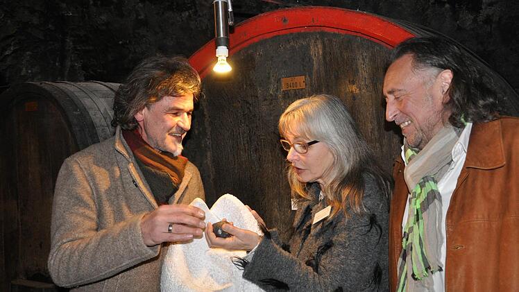 Martin Auer, Maria Heckmann und Künstlerfreund Norbert Schmelz aus Würzburg betrachten " Die Knospe".  Foto: Jacqueline Vera Mihm