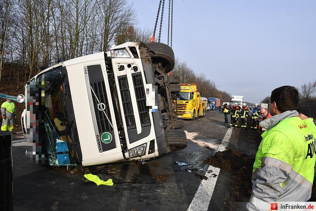 Lkw kippt auf A73 um - Autobahn in Richtung Nürnberg gesperrt