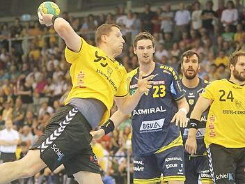 Romas Kirveliavicius präsentiert sich aktuell in starker Verfassung. Dank seiner elf Tore gegen Melsungen schaffte er den Sprung in die "Mannschaft des Spieltages" der 1. Handball-Bundesliga. Hier setzte er sich im Hinspiel gegen Nationalspieler Hendrik Pekeler durch.  Foto: Timo Geldner/Archiv