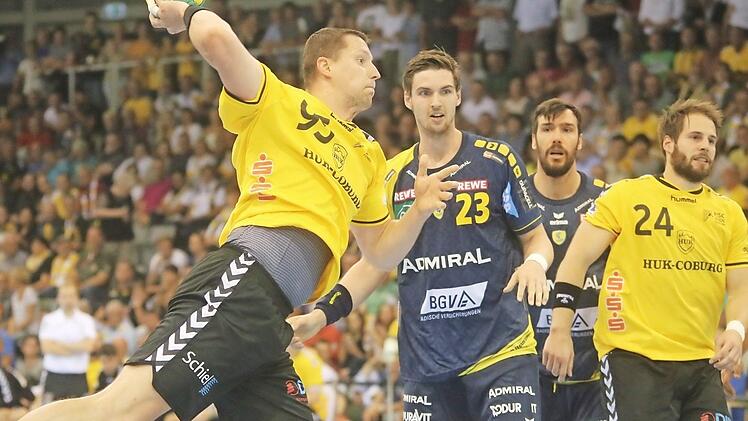 Romas Kirveliavicius präsentiert sich aktuell in starker Verfassung. Dank seiner elf Tore gegen Melsungen schaffte er den Sprung in die "Mannschaft des Spieltages" der 1. Handball-Bundesliga. Hier setzte er sich im Hinspiel gegen Nationalspieler Hendrik Pekeler durch.  Foto: Timo Geldner/Archiv