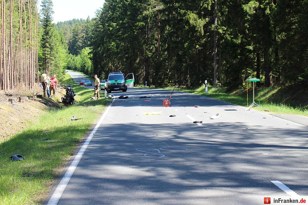 Ausfahrt mit dem Roller endet tödlich: Biker kollidieren auf Kreisstraße bei Pegnitz