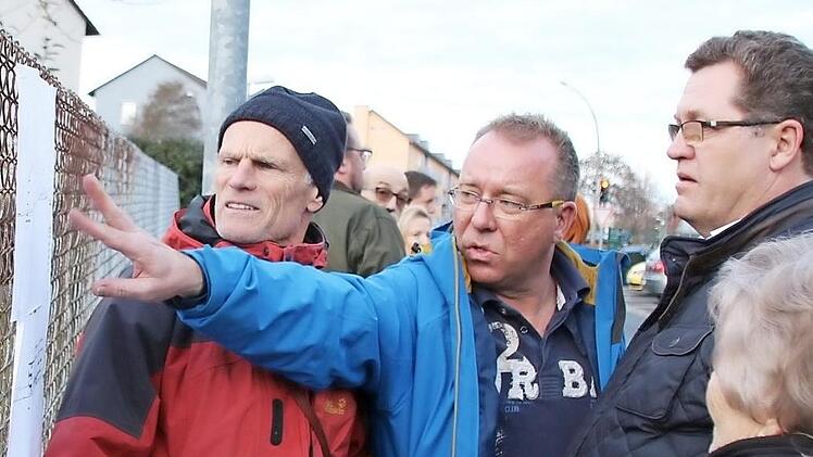 In mehreren Sitzungen und bei einem Ortstermin direkt an der Baustelle in der Pfalzstraße haben sich die Räte über das Bauvorhaben informiert. Die Entscheidung für die Baugenehmigung auf Grundlage der Vorarbeiten der Verwaltung sind jetzt in einem Eilverfahren auch bestätigt worden. Foto: Archiv/Ralf Ruppert