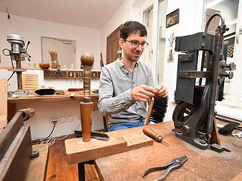 Kilian Schumm verbindet Handfeger-Rücken und Rosshaar-Bündel mit Draht. Foto: Ronald Rinklef