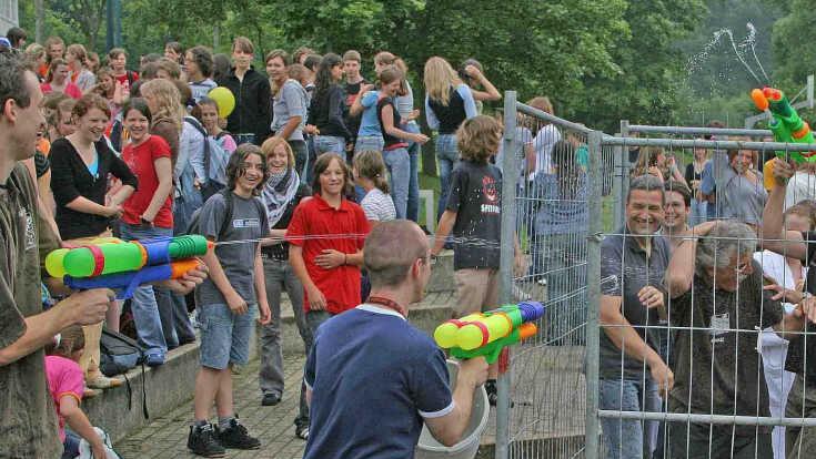 Ein Abi-Scherz an einer Berliner Schule ist nach hinten losgegangen. Die Abiturienten verteilten Buttersäure in der Schule, welche evakuiert werden musste. Foto: Archiv