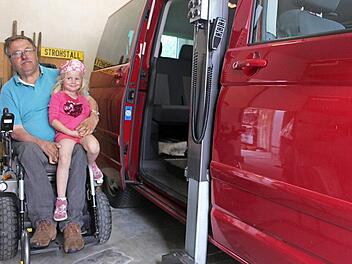 In seinem speziell umgebauten Fahrzeug kann Georg Stirnwei&szlig; durch eine Rampe selbst einsteigen - und die Enkelin hat auf dem R&uuml;cksitz auch noch Platz. Foto: Yannick Hupfer
