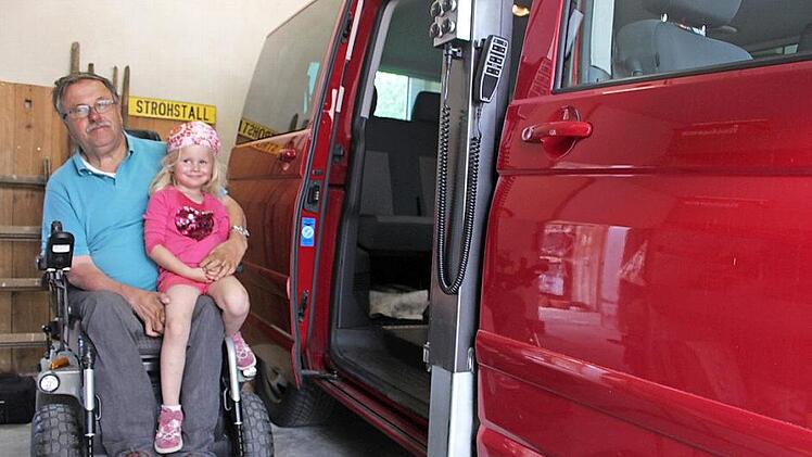 In seinem speziell umgebauten Fahrzeug kann Georg Stirnwei&szlig; durch eine Rampe selbst einsteigen - und die Enkelin hat auf dem R&uuml;cksitz auch noch Platz. Foto: Yannick Hupfer