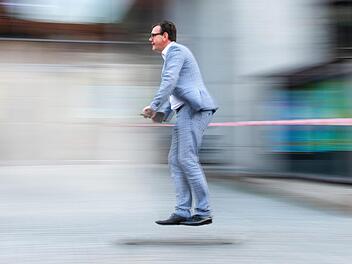 Das Foto von Stadtwerke-Sprecher Jan Giersberg auf einem E-Scooter ging deutschlandweit durch die Medienlandschaft.  Doch aus der Teststadt Bamberg scheinen die elektrischen Tretroller verschwunden.  Nicolas Armer, dpa; Retusche: Franziska Schäfer
