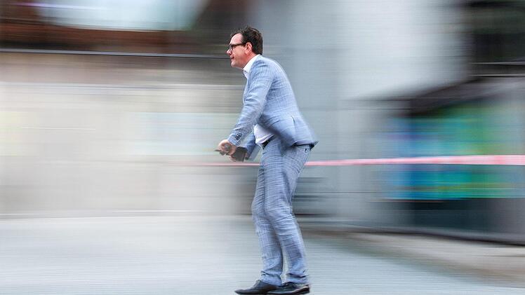 Das Foto von Stadtwerke-Sprecher Jan Giersberg auf einem E-Scooter ging deutschlandweit durch die Medienlandschaft.  Doch aus der Teststadt Bamberg scheinen die elektrischen Tretroller verschwunden.  Nicolas Armer, dpa; Retusche: Franziska Schäfer