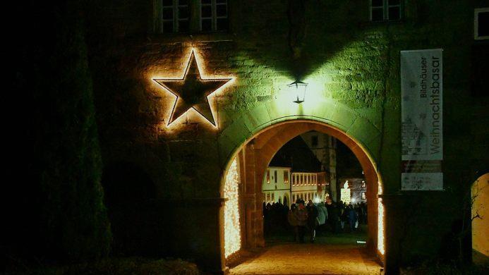 Durch das mit vielen Lichterketten geschmückte Tor ging es zum Weihnachtsbasar in Maria Bildhausen. Foto: Hanns Friedrich