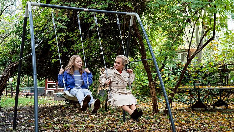 Rechtsanwältin Eva (ChrisTine Urspruch, rechts) versucht, einen Zugang zu Marie (Rosa Wirtz) zu finden. Schließlich geht es bei einem Sorgerechtsstreit doch in erster Linie darum, was das Beste für das Kind ist ...