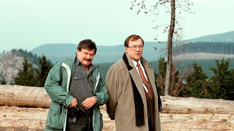 Die Kommissare Schneider (Wolfgang Winkler, links) und  Schm&uuml;cke (Jaecki Schwarz) ermitteln in ihrem zweiten gemeinsamen Fall, der 1996 erstausgestrahlt wurde.