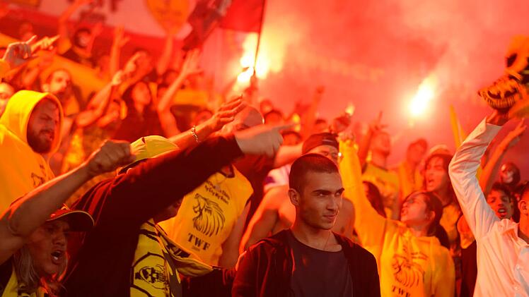 Meni (Ben Sultan) soll als Undercover-Agent aus einer Gruppe krimineller Hooligans berichten. Fu&szlig;ball und Fu&szlig;ballfans waren bisher nie sein Ding.