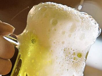 Prost, Wahlkampf! Die Coburger CSU lädt am Donnerstag zu einem "Bayerischen Bierabend" ins Schützenhaus nach Creidlitz ein, die Coburger SPD verspricht bei ihrem Oktoberfest am Freitag im "Münchner Hofbräu" echtes "Wies'n-Bier". Foto: Hirschberger/dpa