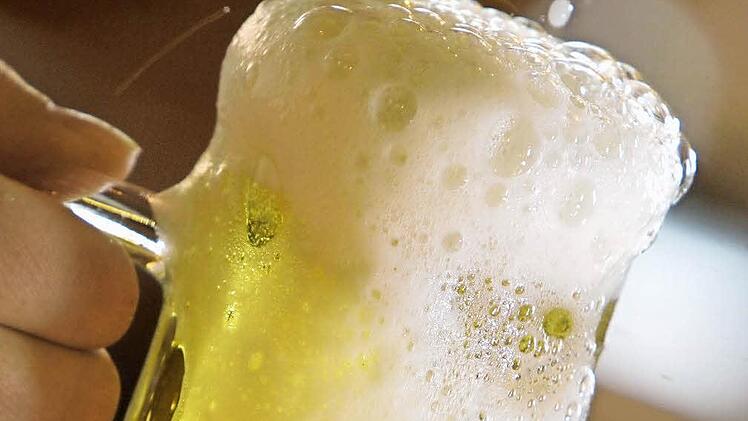 Prost, Wahlkampf! Die Coburger CSU lädt am Donnerstag zu einem "Bayerischen Bierabend" ins Schützenhaus nach Creidlitz ein, die Coburger SPD verspricht bei ihrem Oktoberfest am Freitag im "Münchner Hofbräu" echtes "Wies'n-Bier". Foto: Hirschberger/dpa