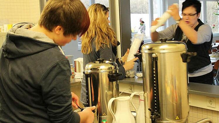 Am Sonntagfrüh um sieben Uhr waren die Frauen von Kultourismus schon wieder auf den Beinen, um für die Braveheart-Sportler des Massenlagers ein ordentliches Frühstück auf den Tisch zu bringen.