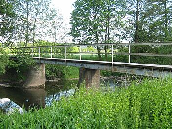 Der Engelessteg wird im Frühjahr durch einen Ersatzneubau aus Stahl ersetzt. Die stark beschädigten Betonpfeiler in der Haßlach werden verschwinden, die neue Brücke wird freitragend sein.  Foto: Karl-Heinz Hofmann