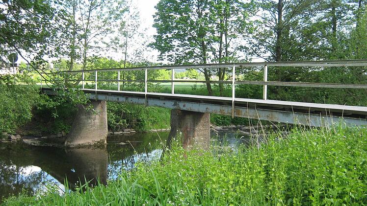 Der Engelessteg wird im Frühjahr durch einen Ersatzneubau aus Stahl ersetzt. Die stark beschädigten Betonpfeiler in der Haßlach werden verschwinden, die neue Brücke wird freitragend sein.  Foto: Karl-Heinz Hofmann