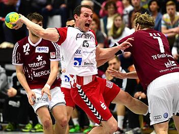 Schrei der Erleichterung: Mit einem fitten Vilim Leskovec auf Halblinks verfügt der Rückraum des HSC Bad Neustadt über deutlich mehr Durchschlagskraft. Der Kroate (am Ball) war mit neun Treffern bester Schütze des HSC beim 32:27 gegen den TV Groß-Umstadt.  Foto: Anand Anders