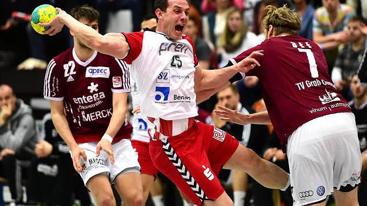 Schrei der Erleichterung: Mit einem fitten Vilim Leskovec auf Halblinks verfügt der Rückraum des HSC Bad Neustadt über deutlich mehr Durchschlagskraft. Der Kroate (am Ball) war mit neun Treffern bester Schütze des HSC beim 32:27 gegen den TV Groß-Umstadt.  Foto: Anand Anders
